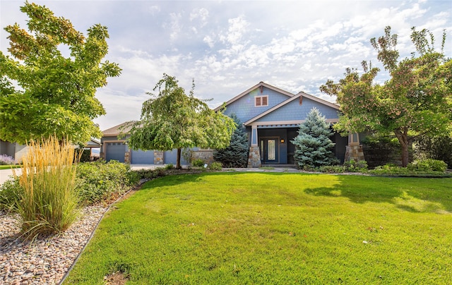 craftsman house featuring a front lawn and a garage