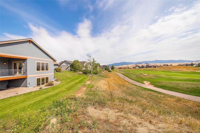 view of yard featuring a mountain view