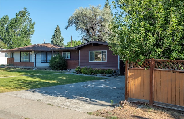 view of front of home featuring a front lawn