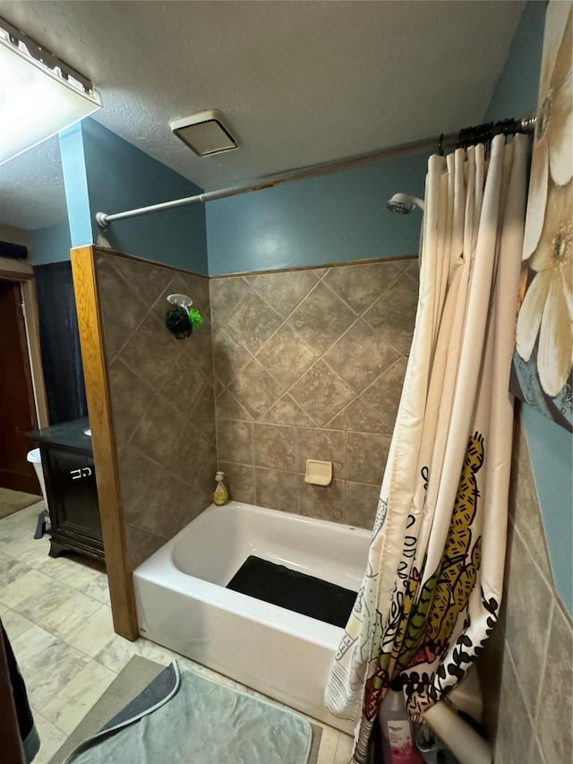bathroom with shower / bath combo