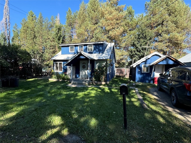 view of front of house featuring a carport and a front yard