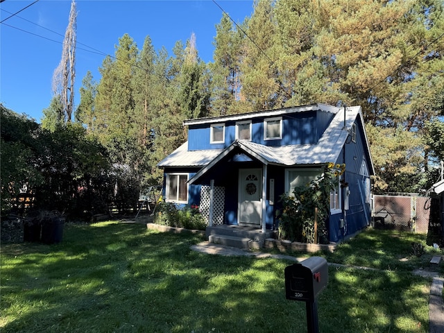 view of front of house featuring a front lawn