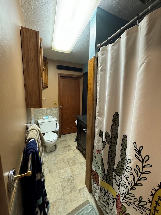 full bath with vanity, toilet, and a shower with curtain