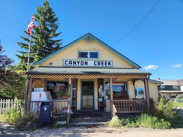 view of front of house featuring a porch