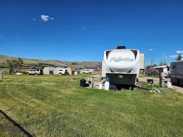 view of yard featuring a mountain view