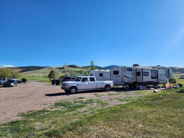 view of yard featuring a mountain view