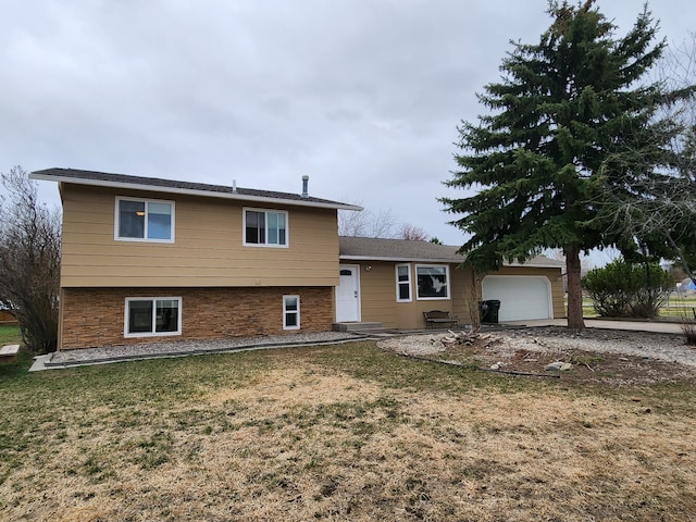 view of front facade featuring a garage and a front lawn