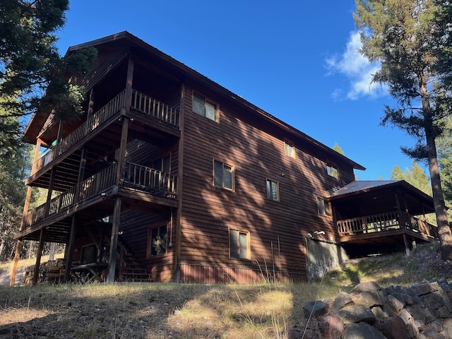 view of side of property featuring a balcony