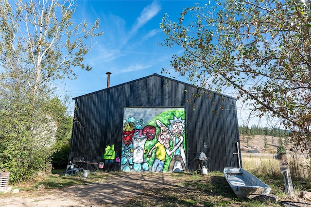 view of outdoor structure with an outbuilding and driveway