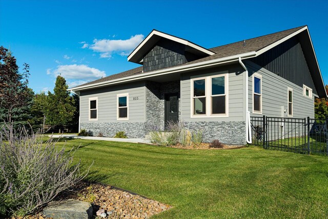 view of front of property featuring a front yard