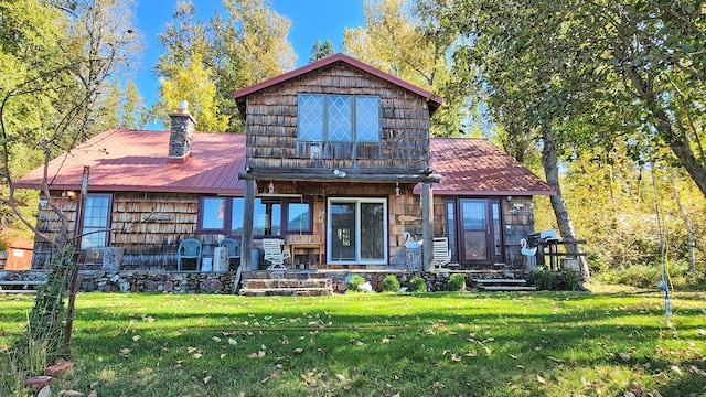 view of front of house featuring a front lawn