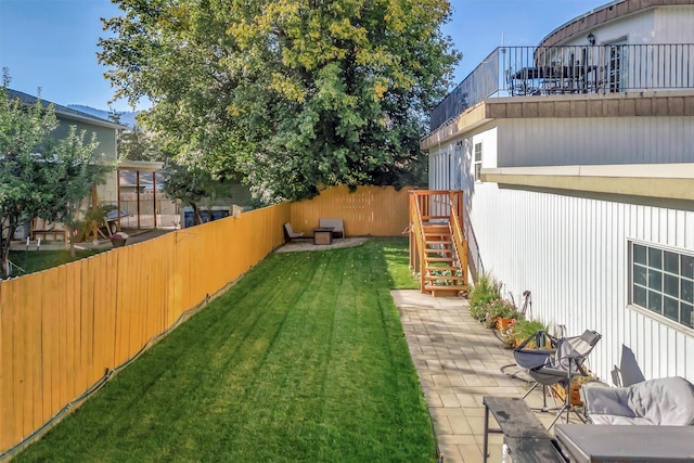 view of yard featuring a patio