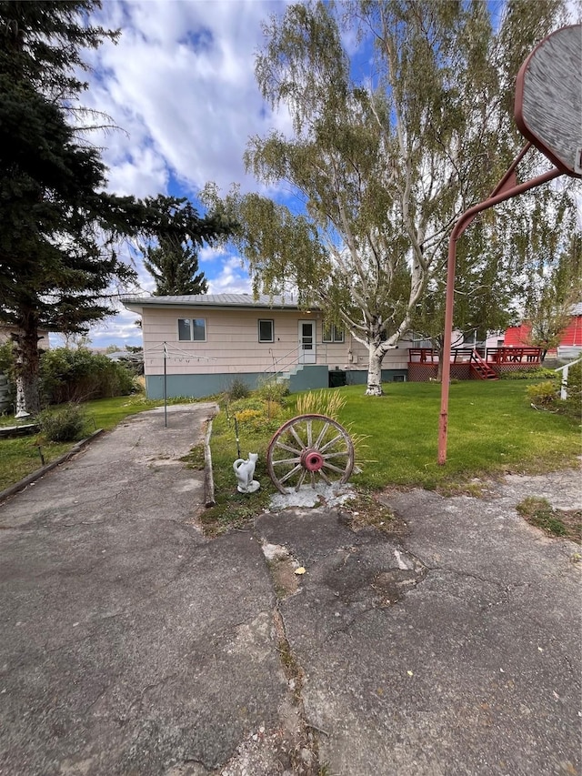 233 4th Ave SW, Cut Bank, MT 59427 - view of property exterior featuring a lawn