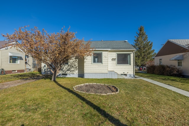 view of front of house featuring a front lawn