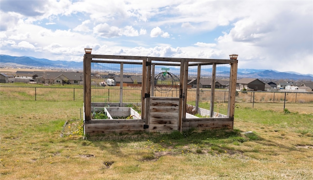 view of yard with a mountain view