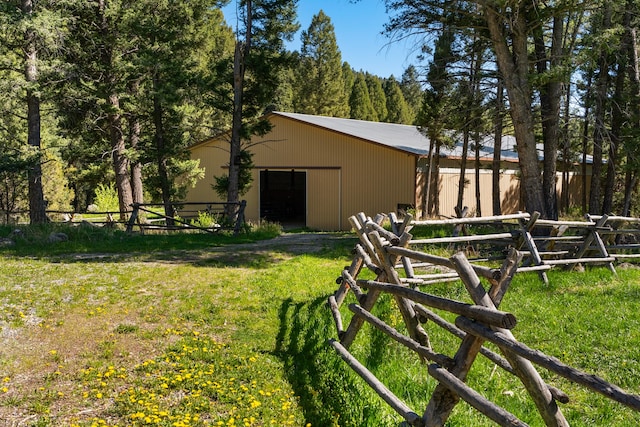 view of yard featuring an outbuilding