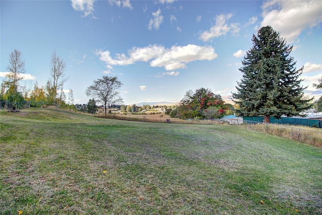 view of yard featuring a rural view