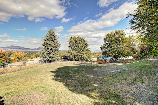 view of yard featuring a mountain view