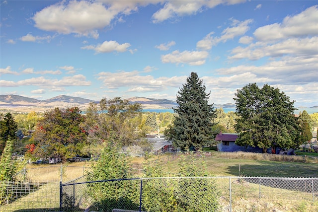 view of yard with a mountain view