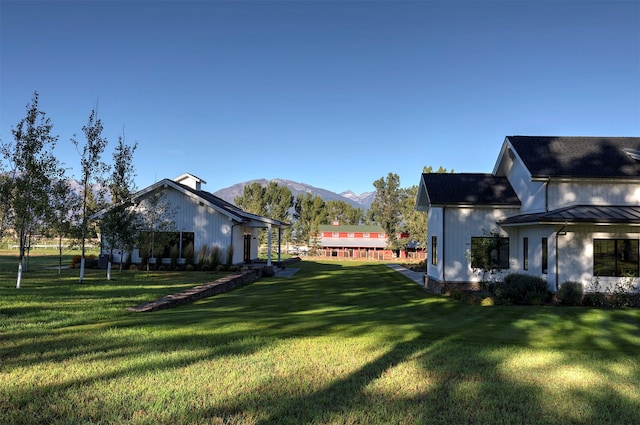 view of yard featuring a mountain view