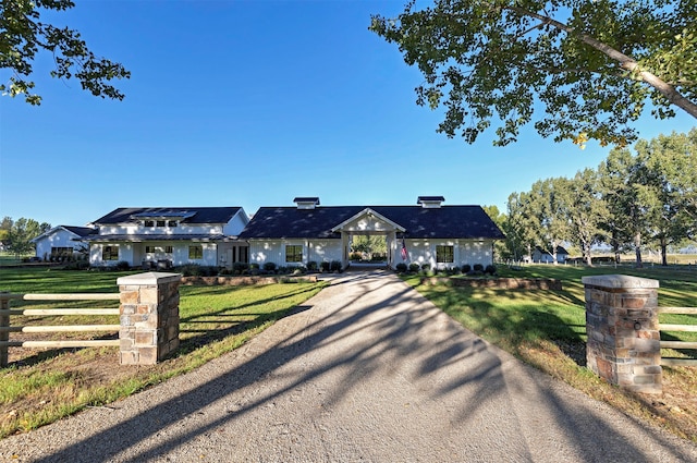 view of front of house featuring a front yard