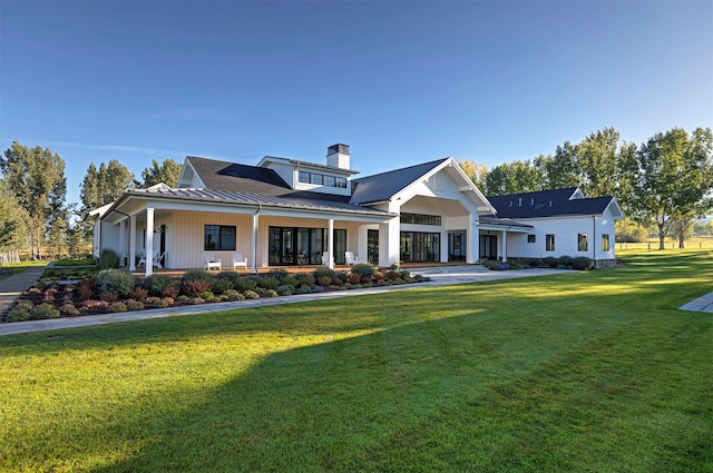 view of front of property featuring a porch and a front lawn