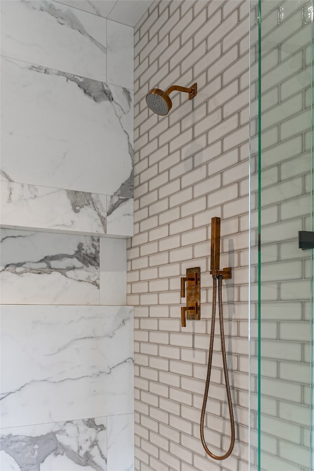 room details featuring tiled shower