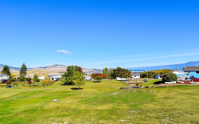 view of yard featuring a mountain view