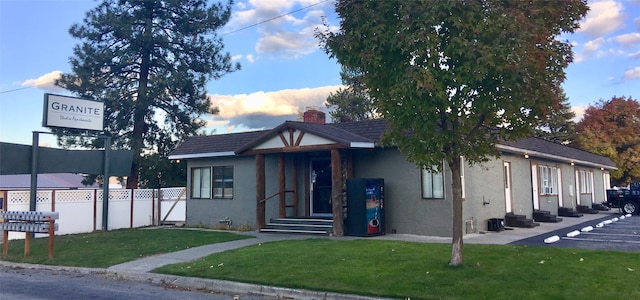 view of front of house featuring a yard