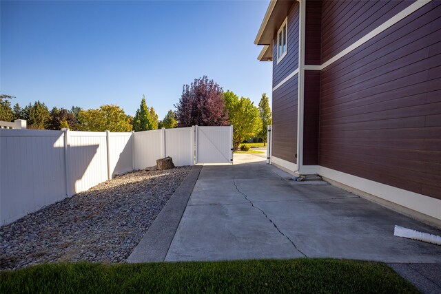 view of yard featuring a patio