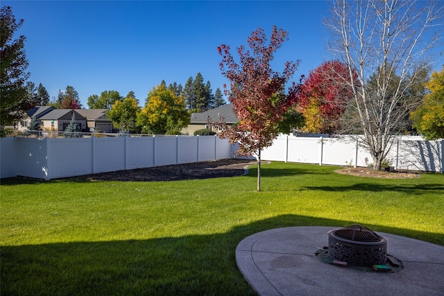 view of yard featuring a fire pit