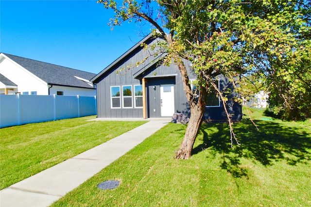 view of front of property with a front yard