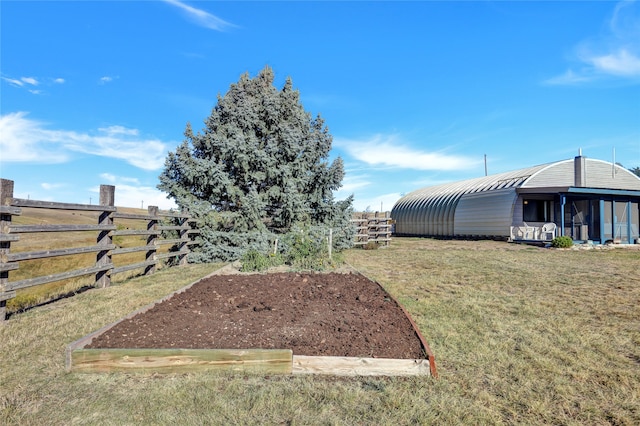 view of yard with an outbuilding