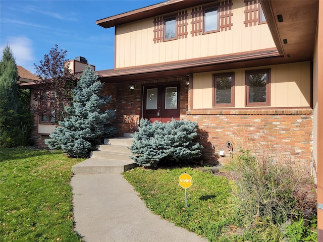 view of front facade featuring a front yard