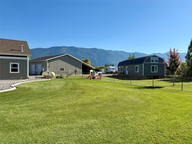 view of yard with a mountain view