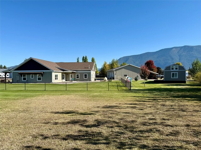 view of yard with a mountain view