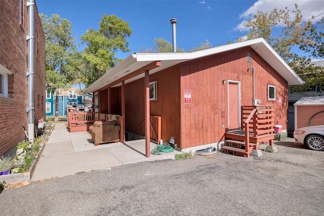 view of side of property with an outdoor structure