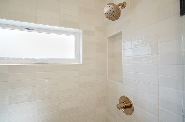 bathroom featuring a tile shower