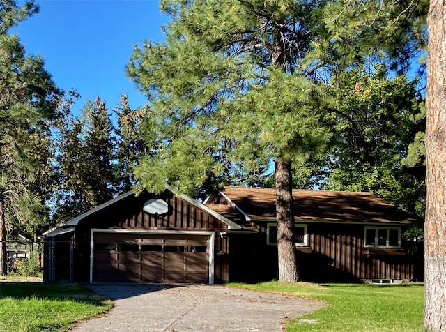 view of front facade featuring a front yard and a garage