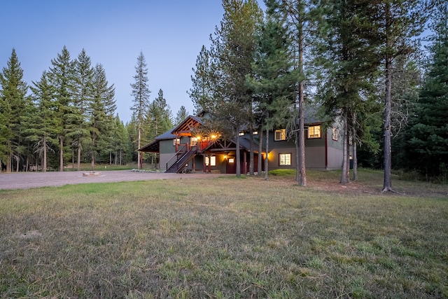 view of front of property featuring a front lawn