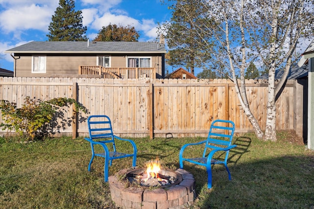 view of yard featuring a fire pit