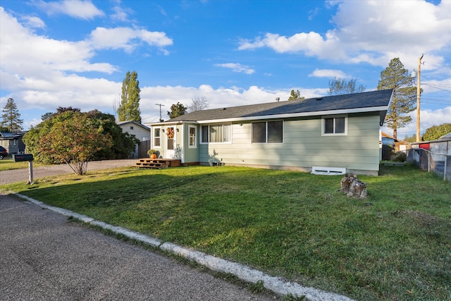 single story home featuring a front lawn