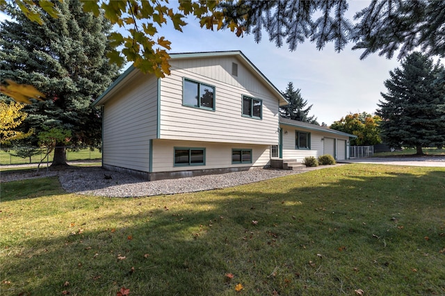 view of front of property featuring a front lawn