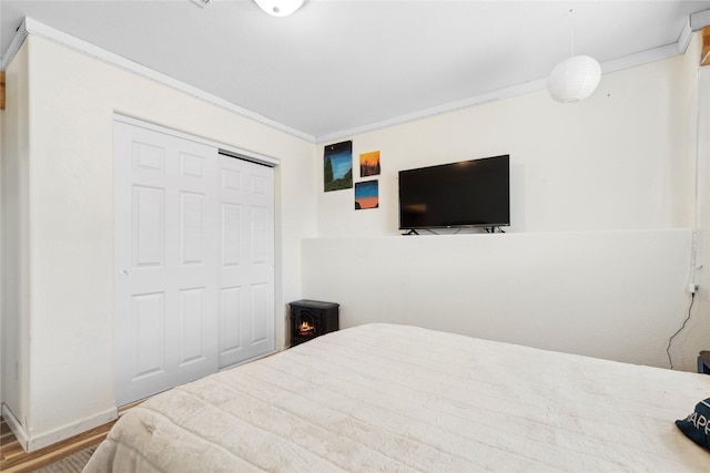 28 W Ashley Hills Dr, Kalispell, MT 59901 - bedroom with wood finished floors, crown molding, a closet, and baseboards