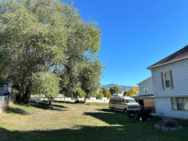 view of yard featuring a mountain view