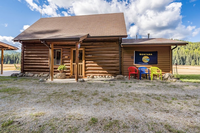 log cabin featuring a front yard