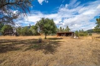 view of yard featuring a rural view