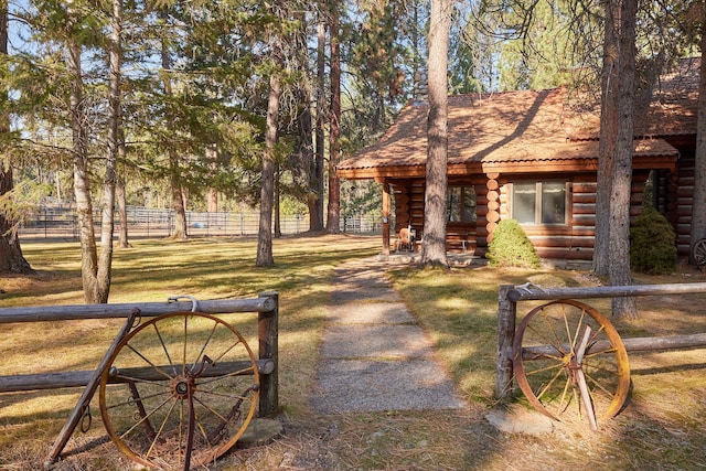 view of front of home featuring a front lawn