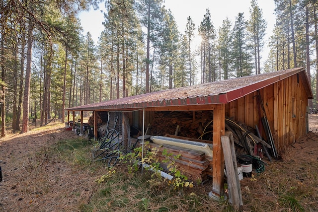 exterior space featuring an outbuilding