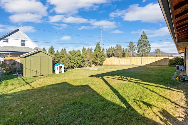 view of yard featuring a shed